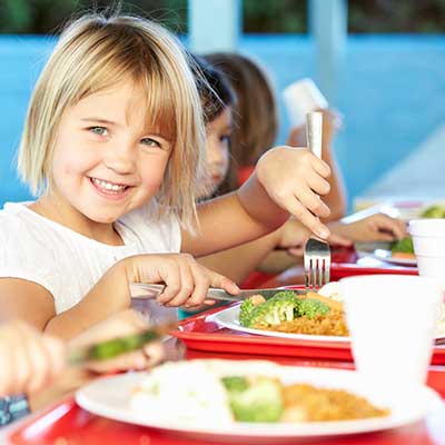 girl eating lunch